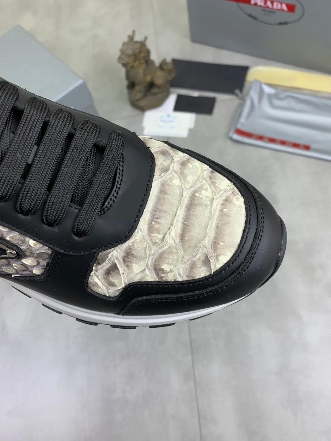 Men's men's shoes💰P580💰【New model】Top quality, new popular models on the official website, which will never go out of style for a century,🆘 The trendy brand (Prada) mainly promotes popular models, avant-garde and versatile fashionable men's shoes, privately molded, with cowhide splicing and 1:1 oil edge treatment... fashionable and simple, original imported cowhide with python skin, cowhide leather lining for feet; the atmosphere and personality are more fashionable, eye-catching and pursuing class. It will subvert the old idea and be a must-have for fashionistas who want to spend time with you! Must keep it! High-end comfortable and low-cost, high-end quality workmanship. Size: 38-44 Various colors available. full package